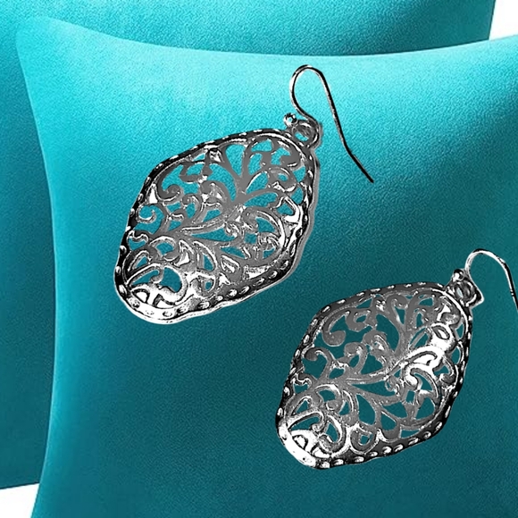 .👣4/$20.  Silver Tone Dangling Earrings - Picture 3 of 5